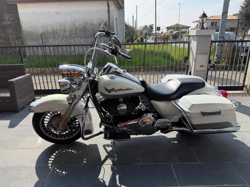 Harley-Davidson Road King CVO (2008) - FLHRSE4 (3)