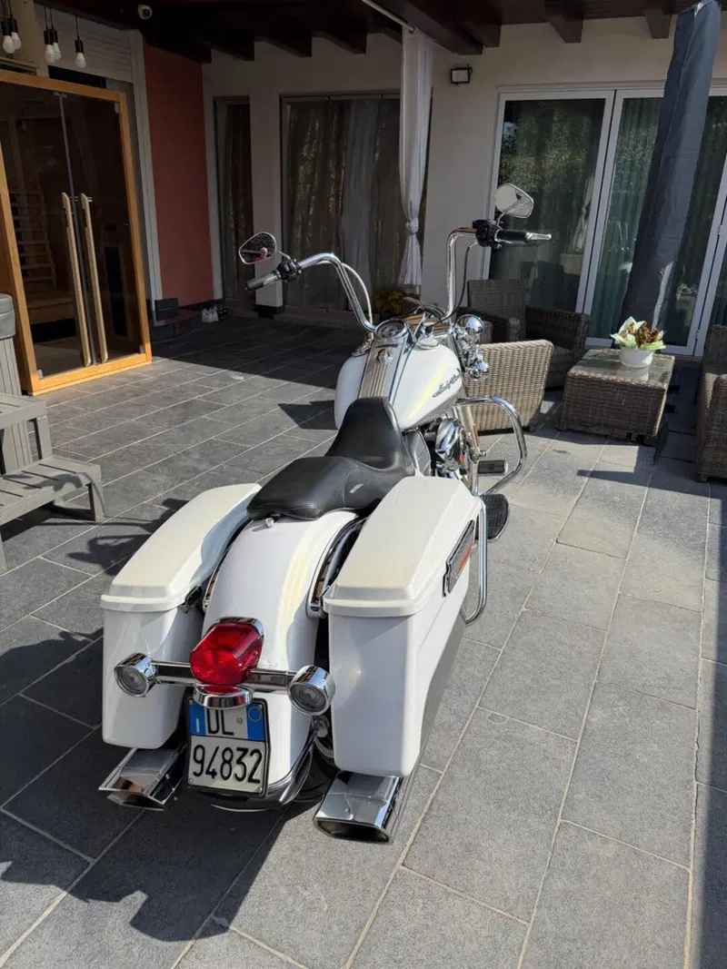 Harley-Davidson Road King CVO (2008) - FLHRSE4 (5)