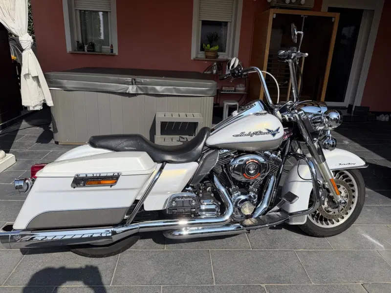 Harley-Davidson Road King CVO (2008) - FLHRSE4 (6)