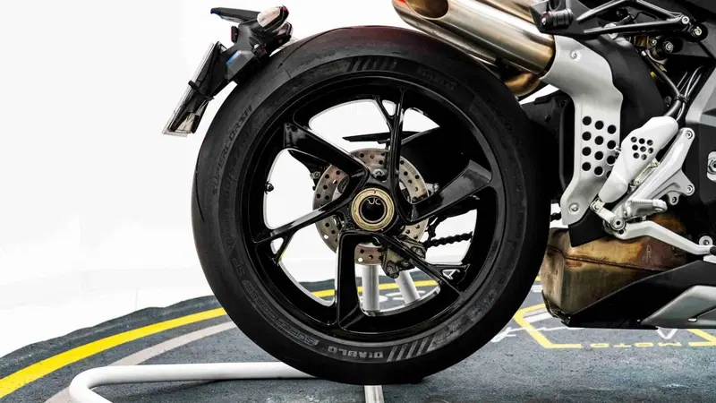 MV Agusta Brutale 1000 RS (2022 - 26) (17)