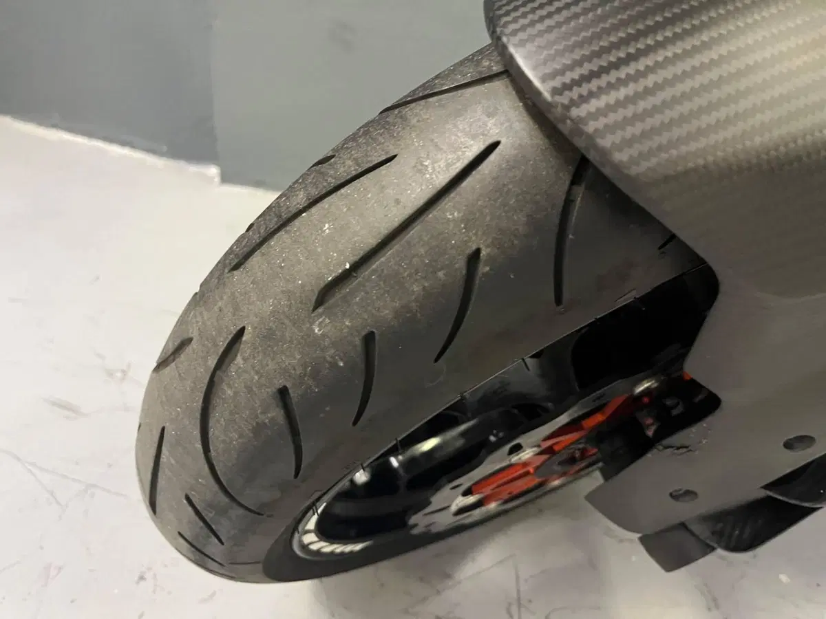 KTM 1290 Super Duke R (2019) (14)