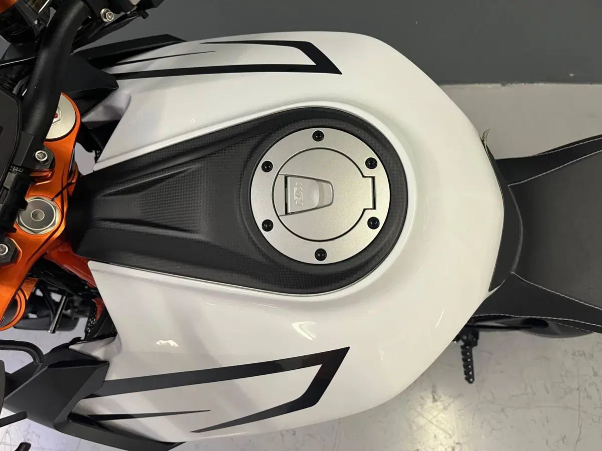 KTM 1290 Super Duke R (2019) (11)