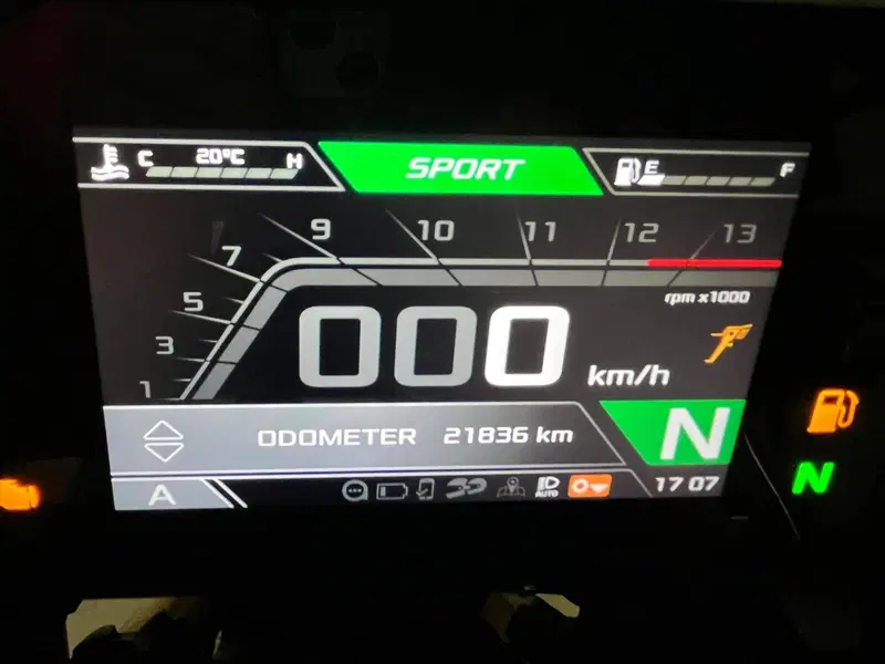 Aprilia Tuono V4 (2021 - 24) (9)