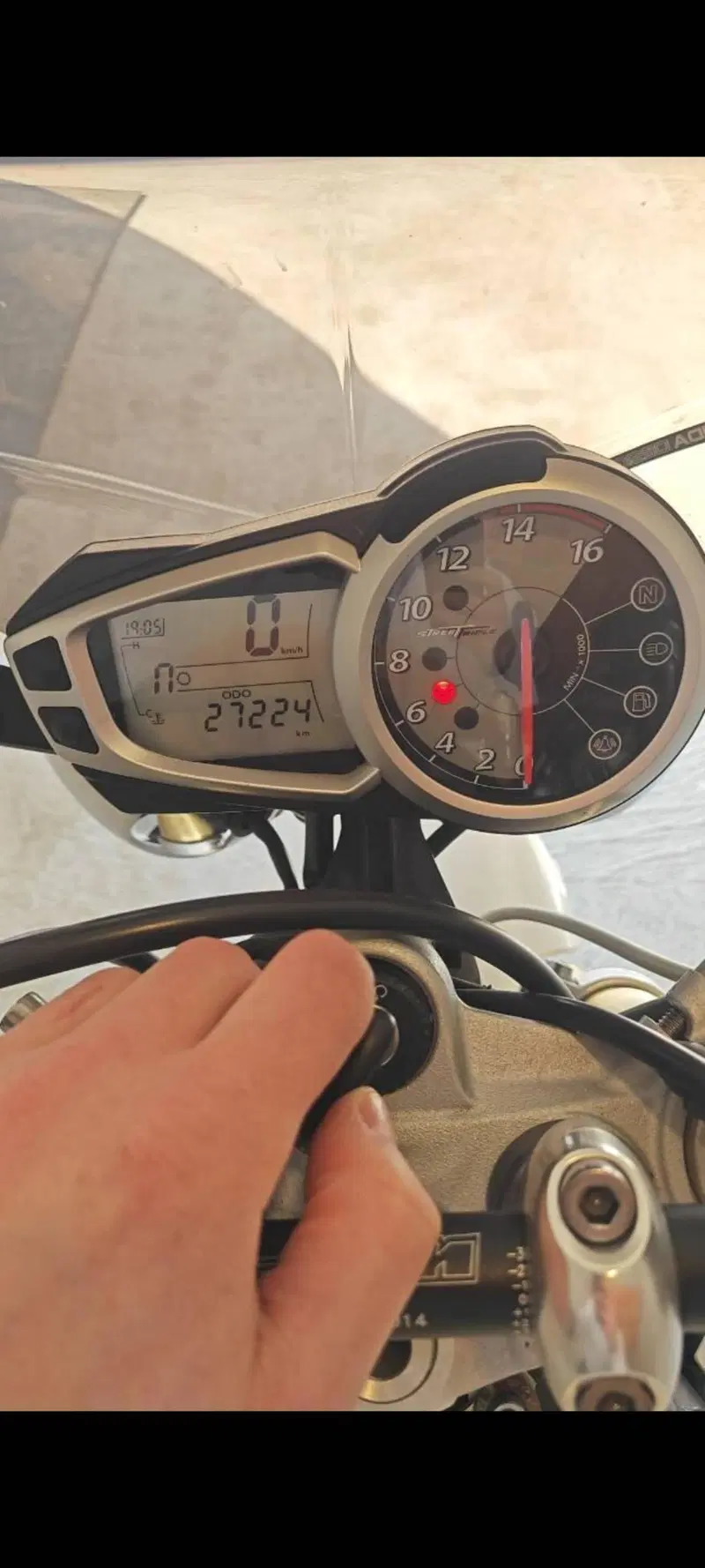Triumph Street Triple (2007 - 12) (8)