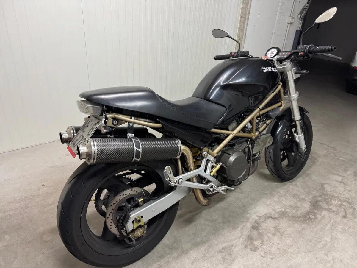 Ducati Monster 600 City Dark (1998 - 02) (2)