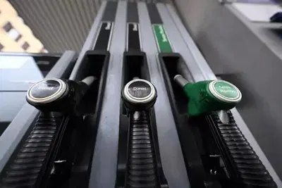 Carburanti in aumento: anche per chi viaggia in moto il pieno pesa