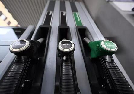 Carburanti in aumento: anche per chi viaggia in moto il pieno pesa