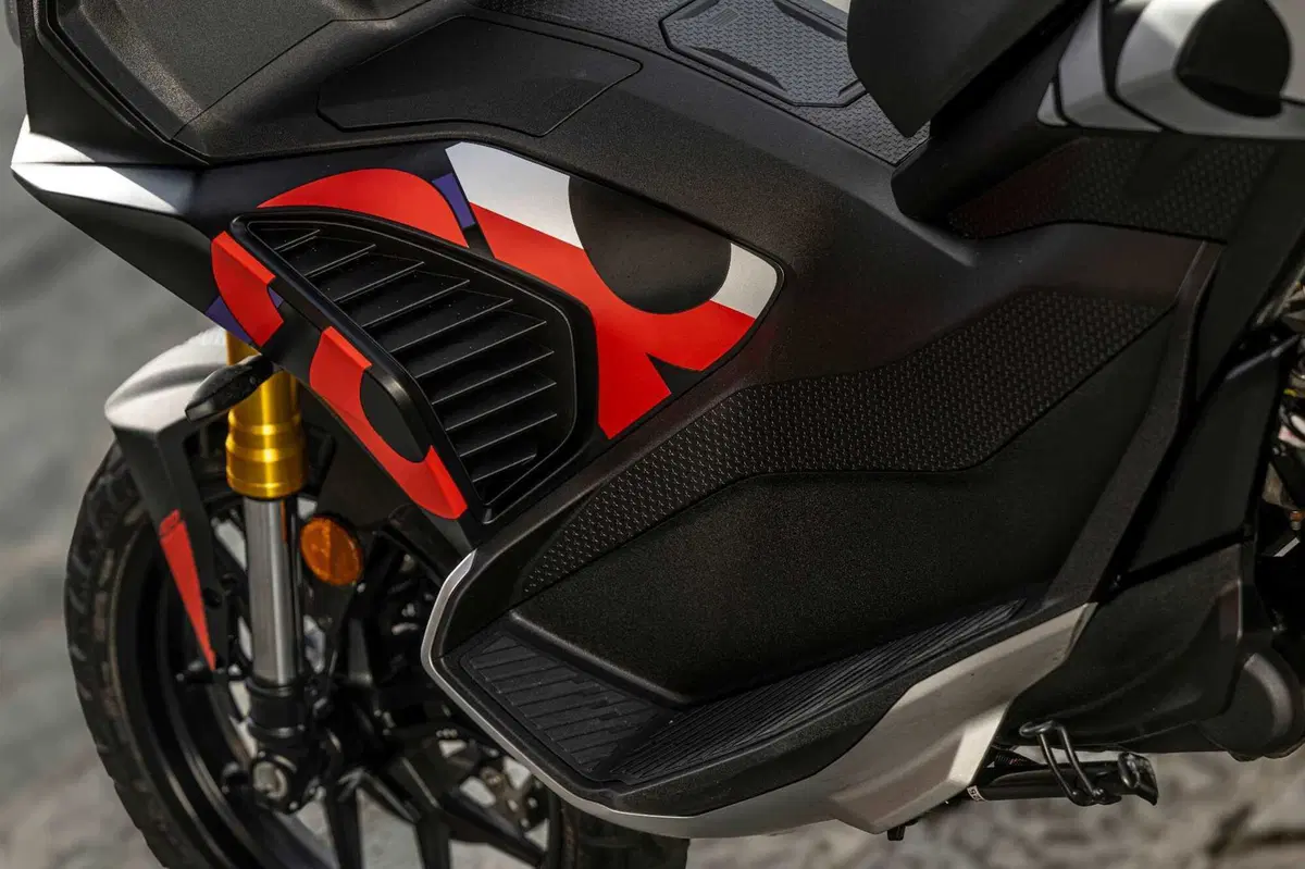 Aprilia SR GT 400, il crossover che strizza l'occhio alla moto! (10)