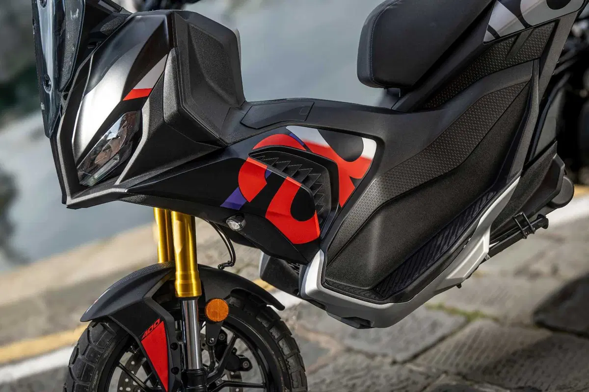 Aprilia SR GT 400, il crossover che strizza l'occhio alla moto! (2)