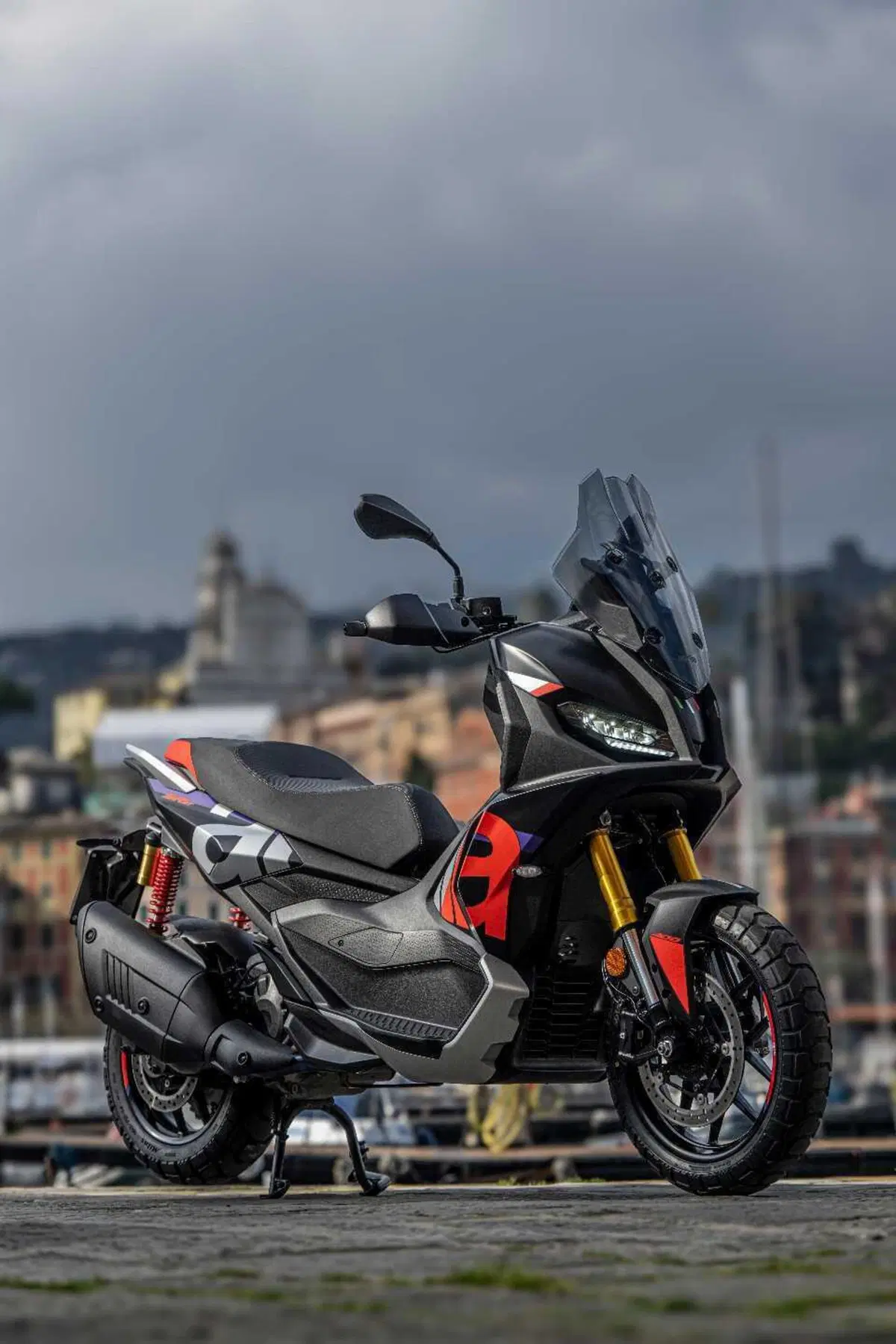 Aprilia SR GT 400, il crossover che strizza l'occhio alla moto! (12)