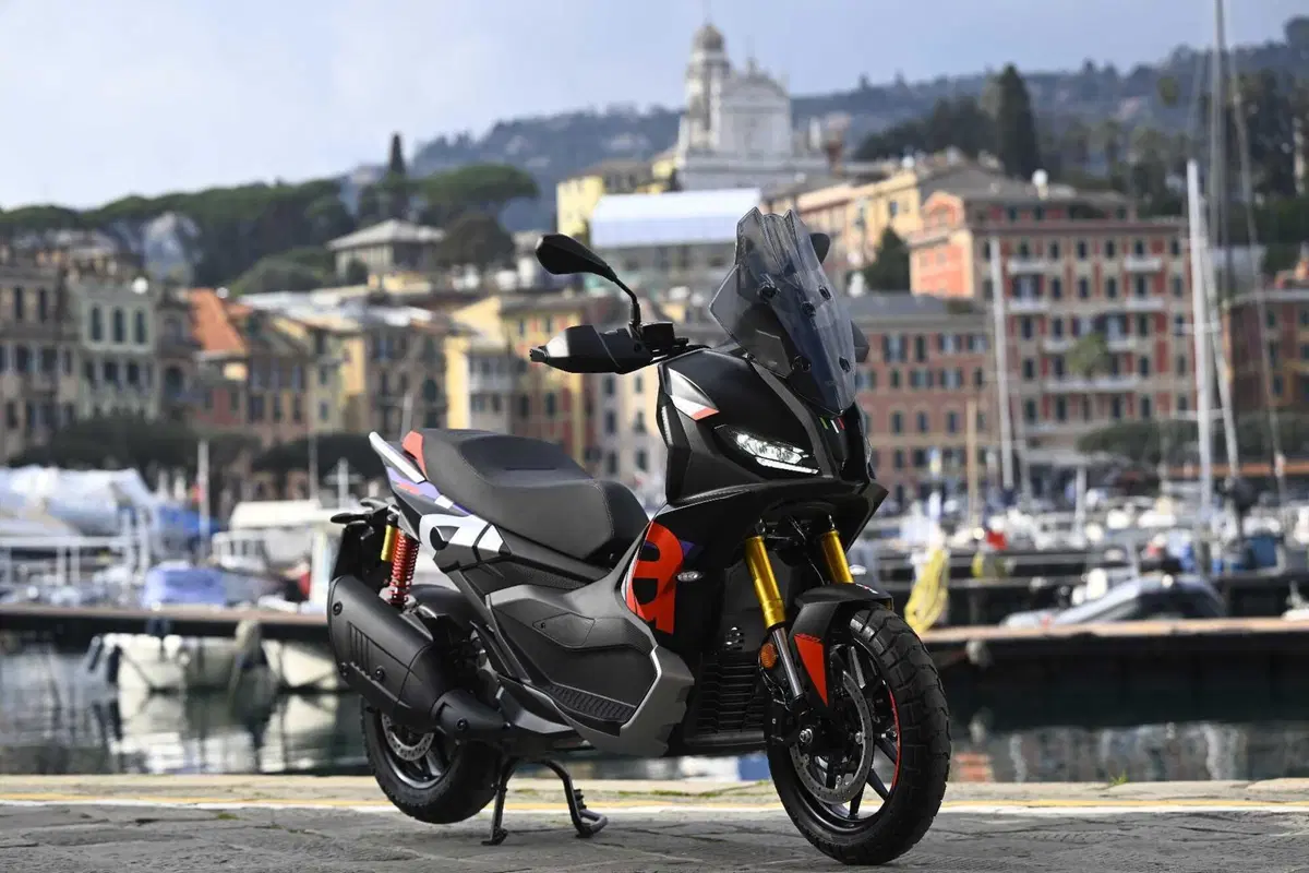 Aprilia SR GT 400, il crossover che strizza l'occhio alla moto!