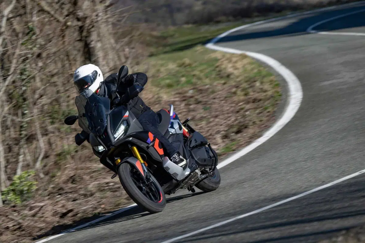 Aprilia SR GT 400, il crossover che strizza l'occhio alla moto!