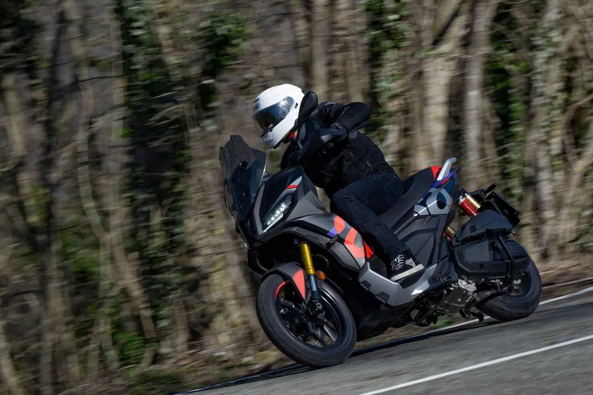 Aprilia SR GT 400, il crossover che strizza l'occhio alla moto! (2)
