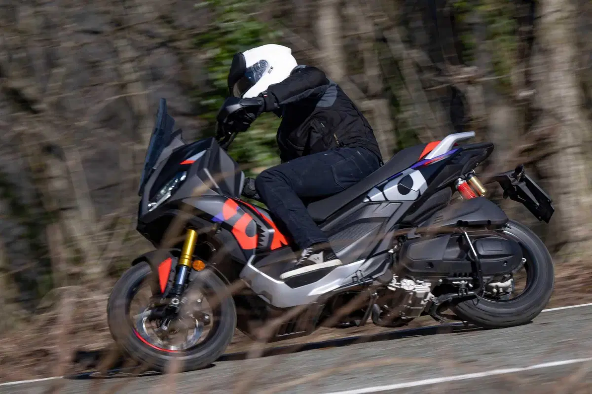 Aprilia SR GT 400, il crossover che strizza l'occhio alla moto! (6)