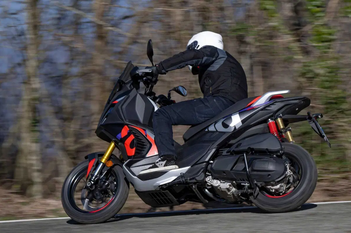 Aprilia SR GT 400, il crossover che strizza l'occhio alla moto! (7)