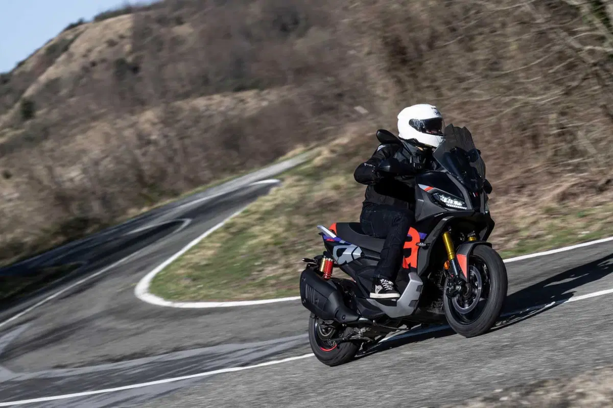Aprilia SR GT 400, il crossover che strizza l'occhio alla moto! (8)