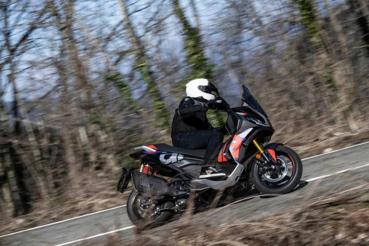Aprilia SR GT 400, il crossover che strizza l'occhio alla moto! (9)