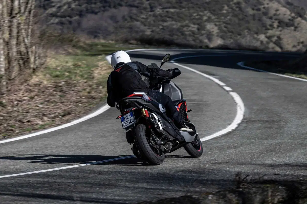 Aprilia SR GT 400, il crossover che strizza l'occhio alla moto! (4)