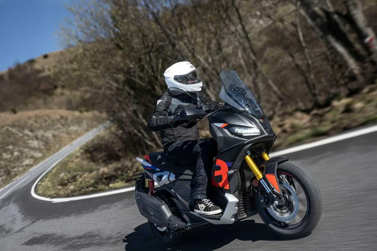 Aprilia SR GT 400, il crossover che strizza l'occhio alla moto! (3)