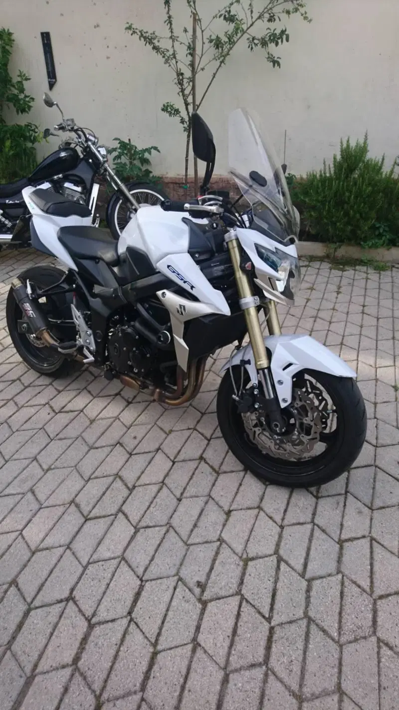 Suzuki GSR 750 (2010 - 15) (3)