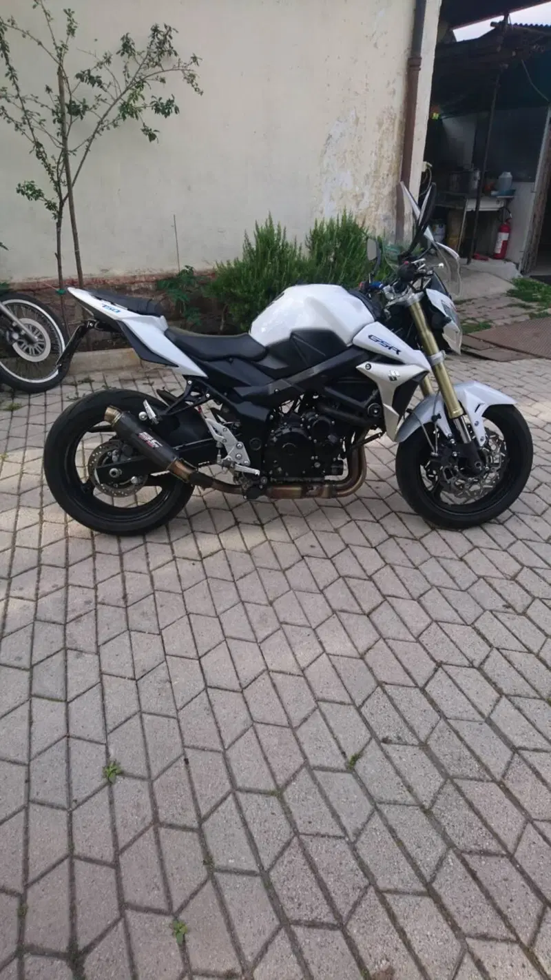 Suzuki GSR 750 (2010 - 15) (2)
