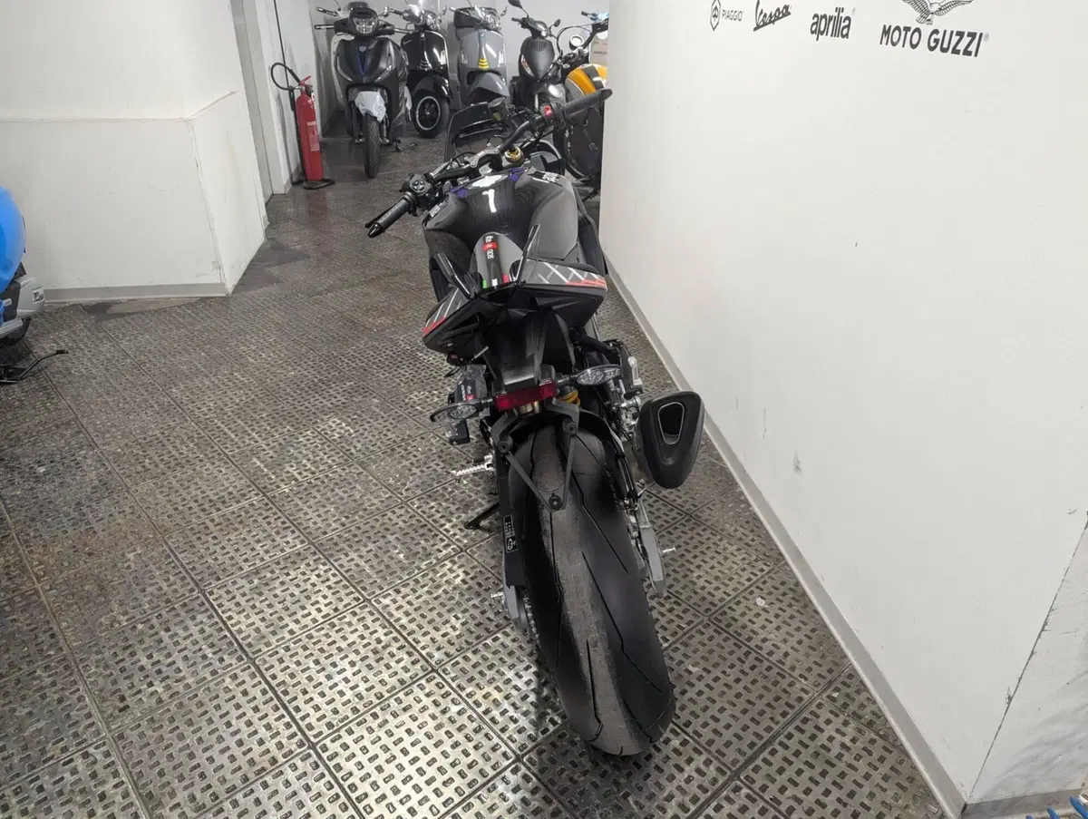 Aprilia Tuono V4 Factory (2025 - 26) (2)