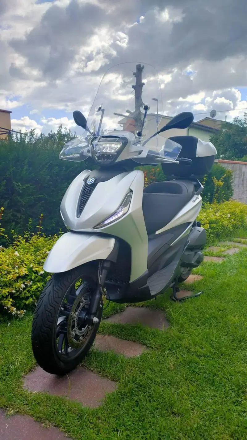 Piaggio Beverly 300 ABS-ASR (2021 - 25) (2)