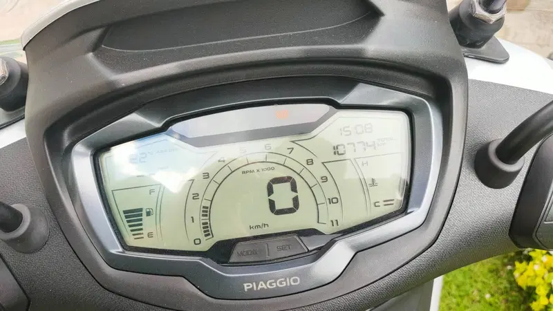 Piaggio Beverly 300 ABS-ASR (2021 - 25) (3)