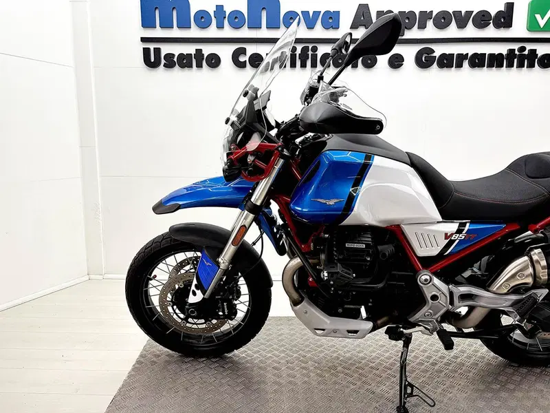 Moto Guzzi V85 TT Evocative Graphics (2021 - 23) (14)