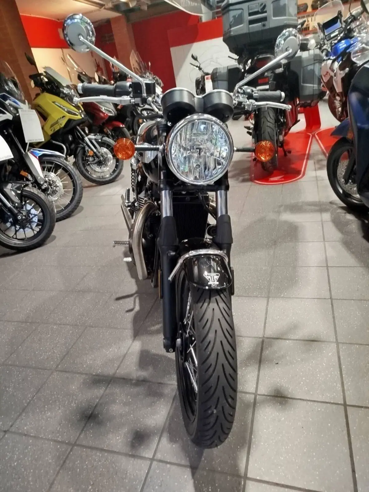 Triumph Bonneville T100 Stealth Edition (2024) (3)