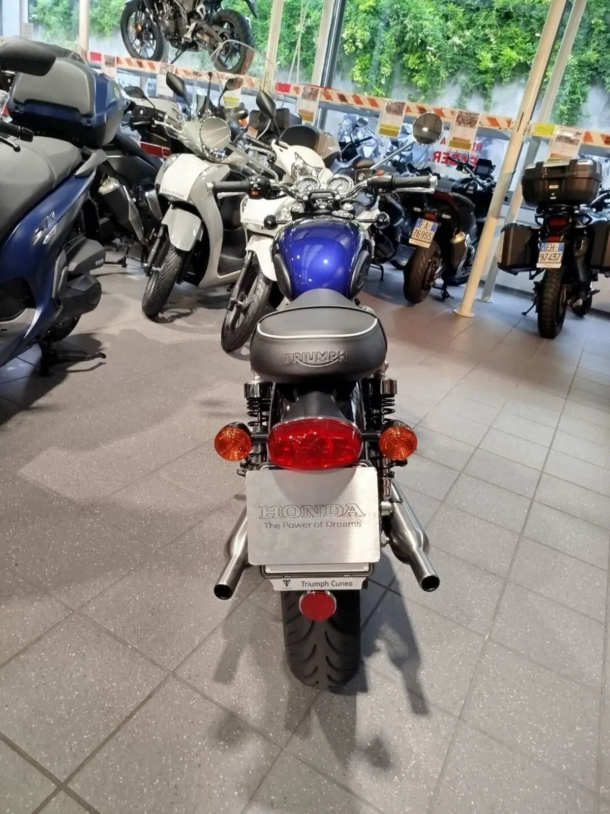Triumph Bonneville T100 Stealth Edition (2024) (4)