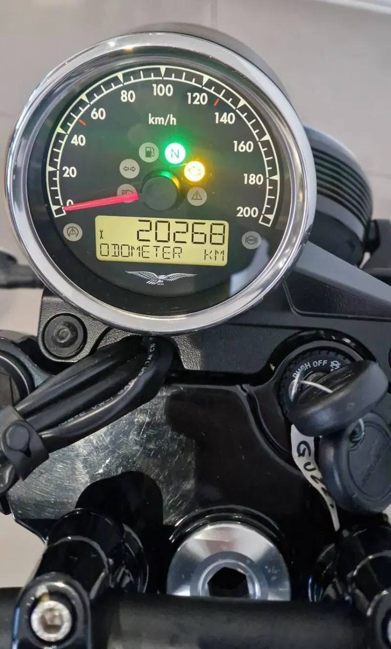 Moto Guzzi V7 III Stone Night Pack (2019 - 20) (4)