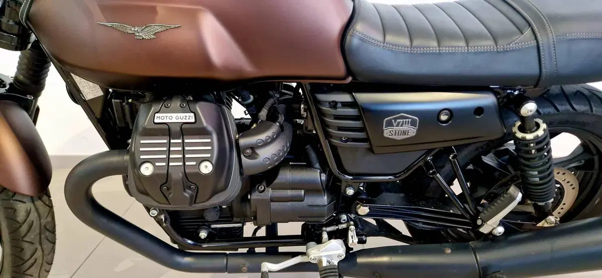 Moto Guzzi V7 III Stone Night Pack (2019 - 20) (2)