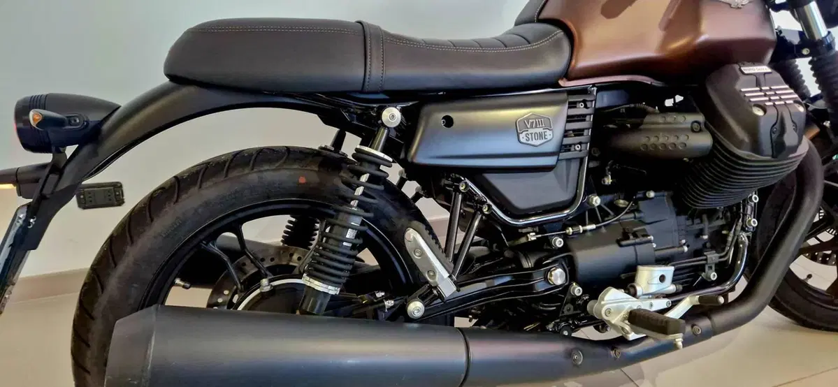 Moto Guzzi V7 III Stone Night Pack (2019 - 20) (13)