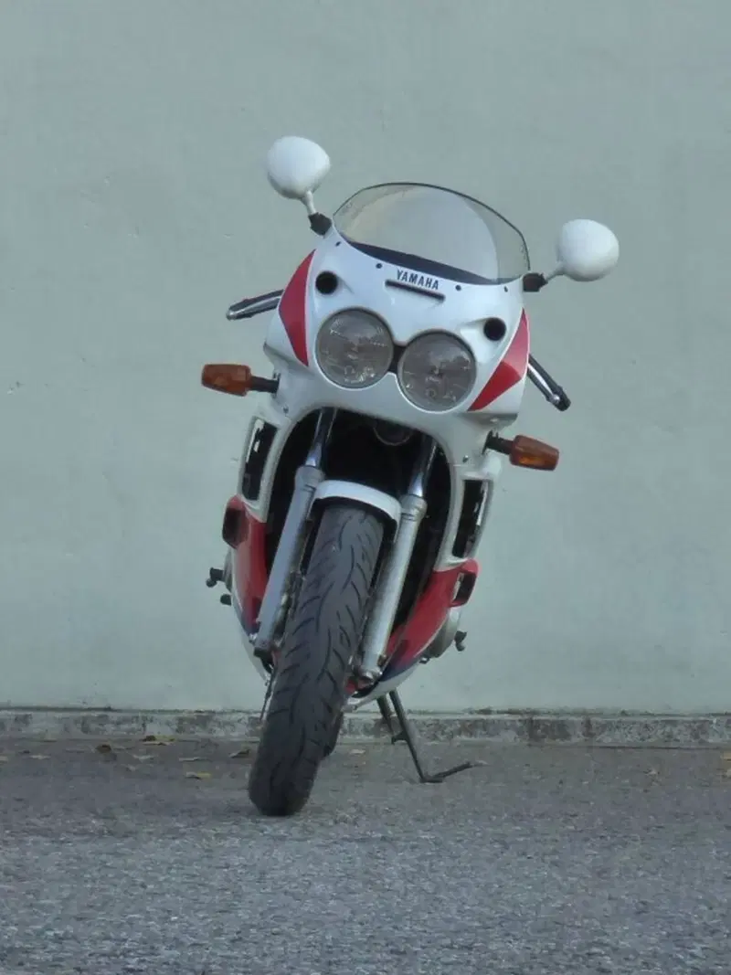 Yamaha FZR 600