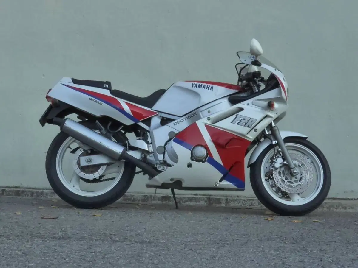 Yamaha FZR 600 (4)