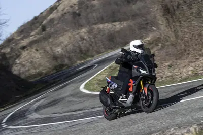 Aprilia SR GT 400, lo scooter crossover che strizza l'occhio alla moto! [VIDEO]