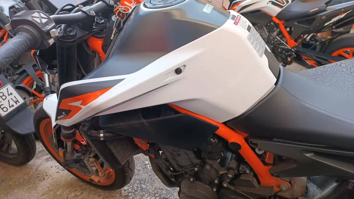 KTM 890 Duke R (2020) (4)