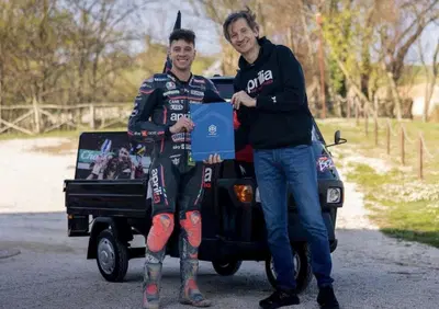 MotoGP 2026. Marco Bezzecchi, che sorpresa! Aprilia gli regala l'Apecar dopo la Thailandia [VIDEO e GALLERY]