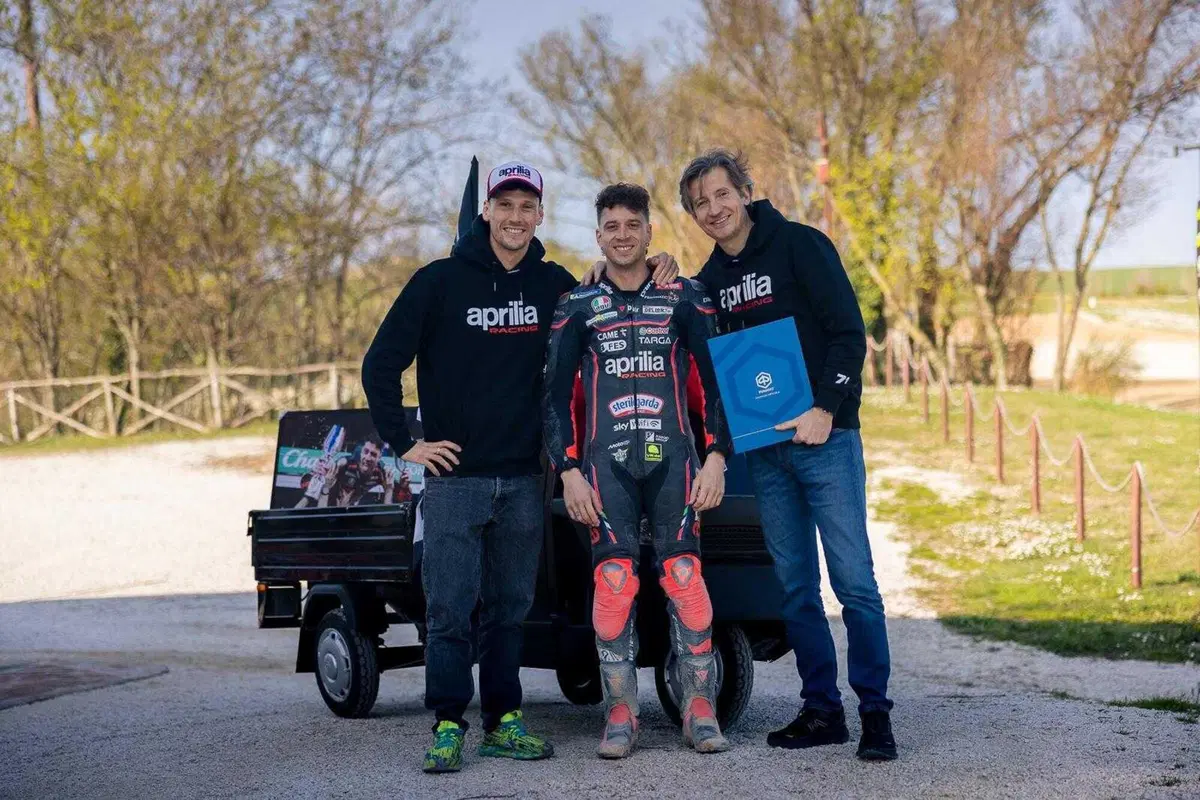 MotoGP 2026. Marco Bezzecchi, che sorpresa! Aprilia gli regala l'Apecar dopo la Thailandia [VIDEO e GALLERY]