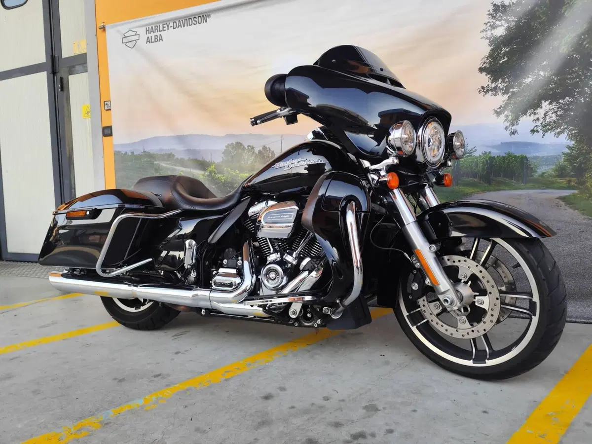 Harley-Davidson 107 Street Glide (2017 - 19) - FLHX (9)