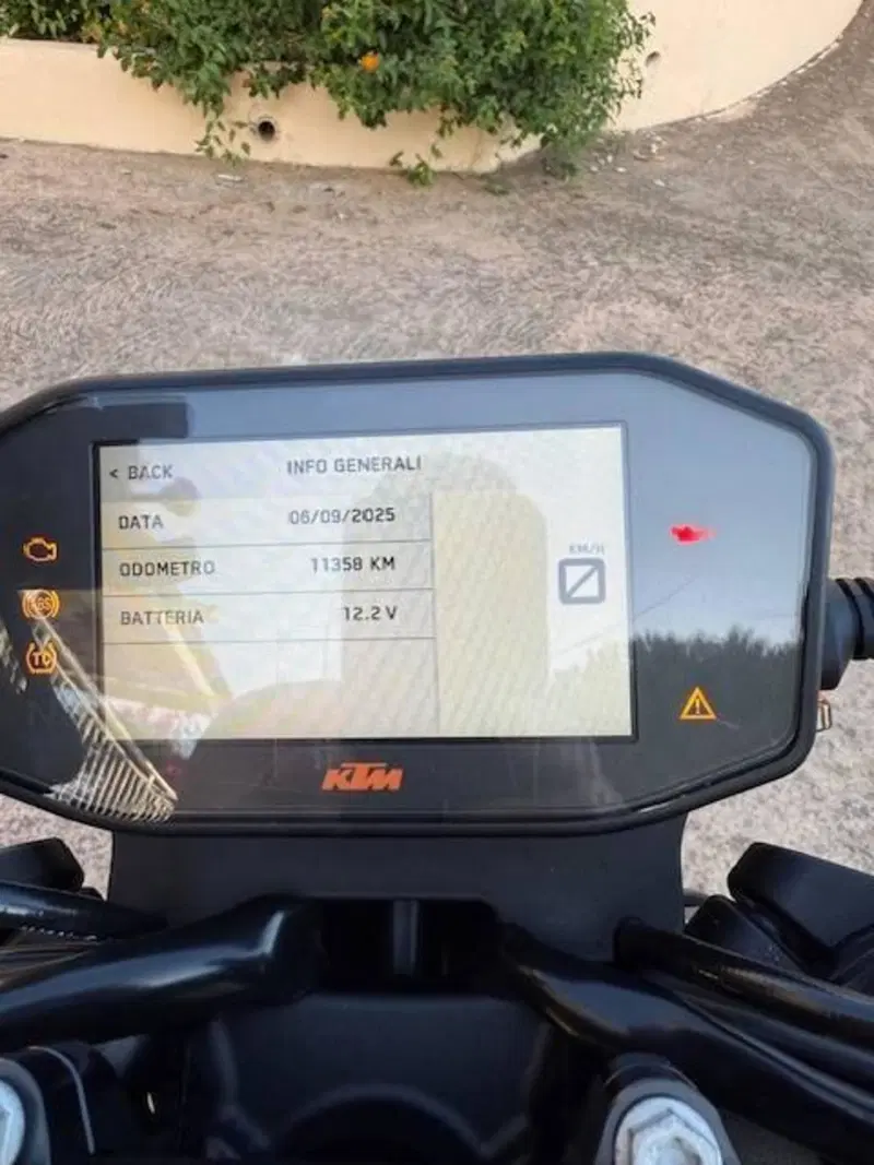 KTM 890 Duke R (2021) (10)