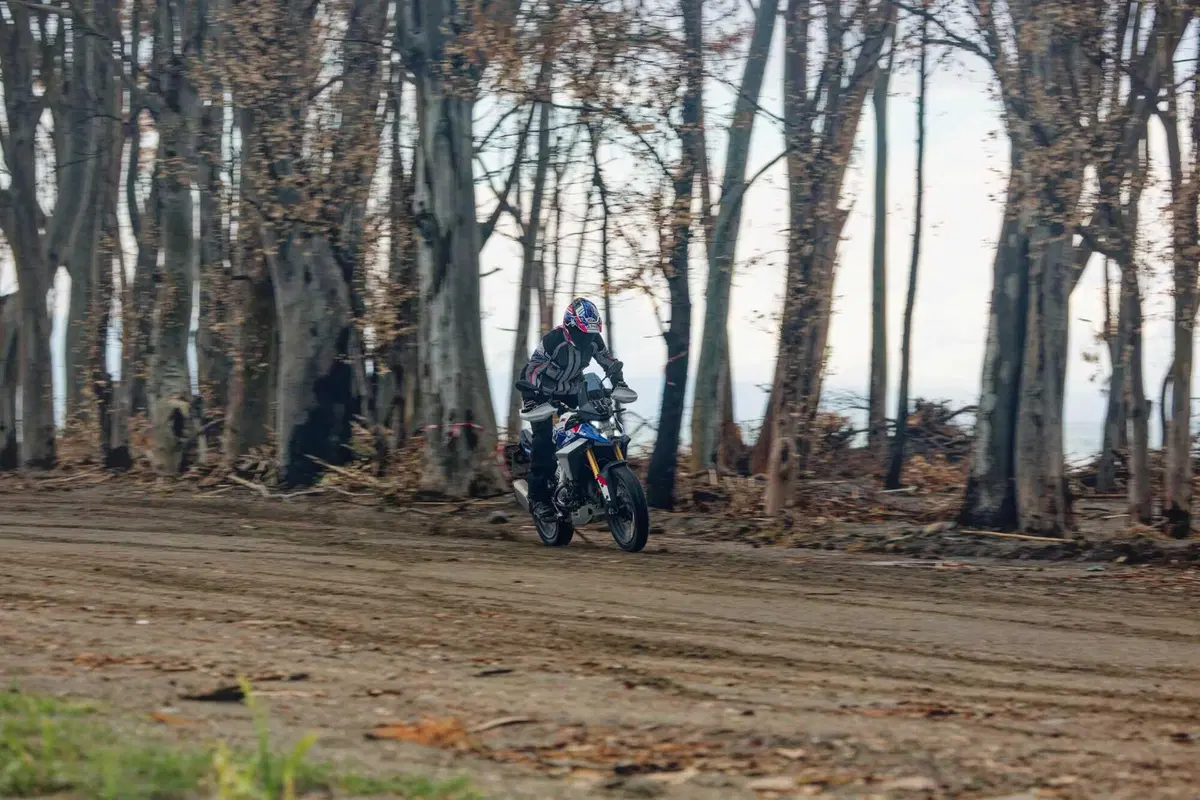 BMW F 450 GS 2026 test: pregi e difetti dell'attesissima adventure per patente A2 [VIDEO E GALLERY] (2)