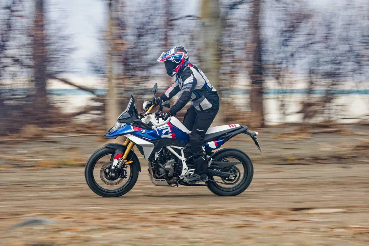 BMW F 450 GS 2026 test: pregi e difetti dell'attesissima adventure per patente A2 [VIDEO E GALLERY] (3)