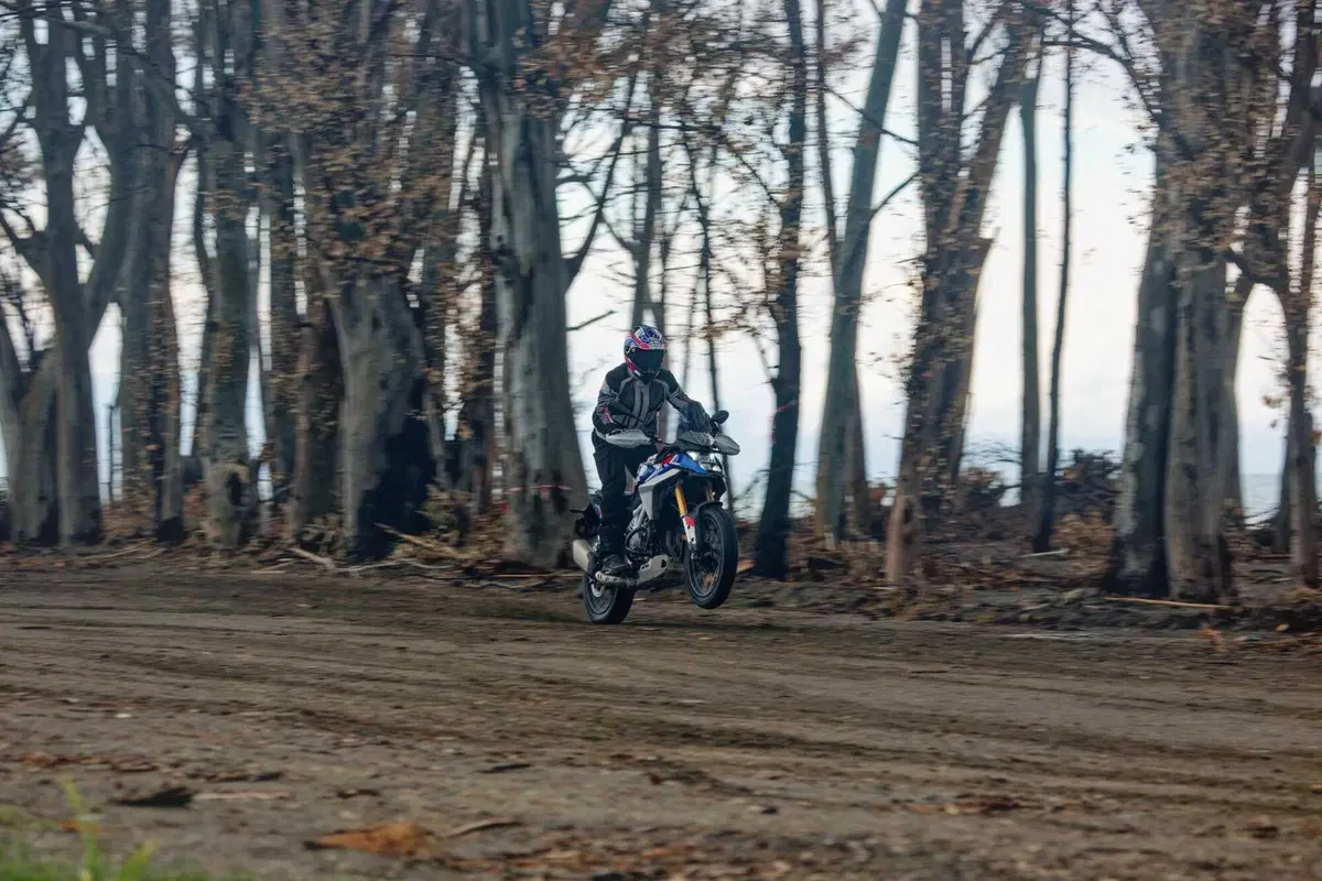 BMW F 450 GS 2026 test: pregi e difetti dell'attesissima adventure per patente A2 [VIDEO E GALLERY] (4)