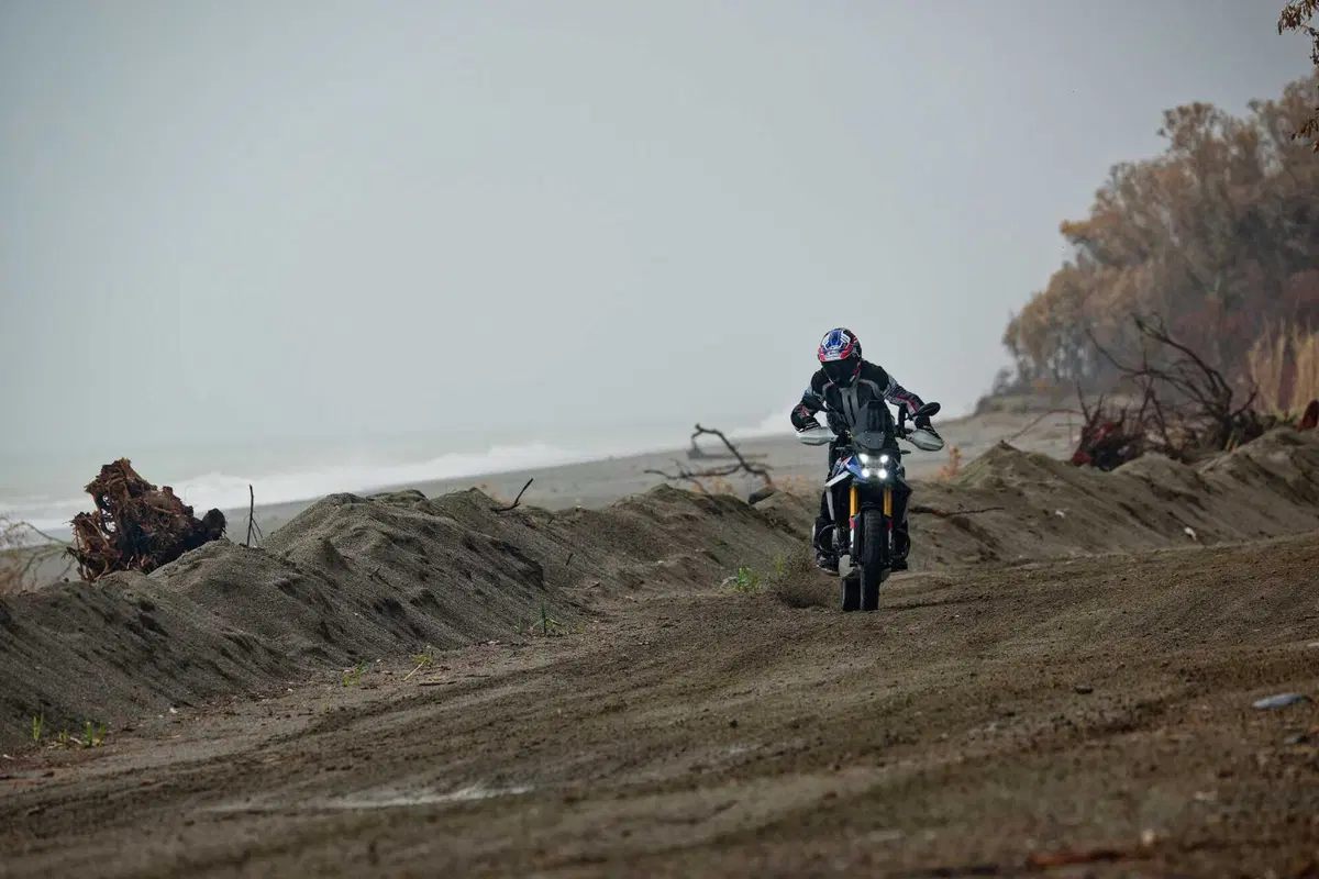 BMW F 450 GS 2026 test: pregi e difetti dell'attesissima adventure per patente A2 [VIDEO E GALLERY] (5)