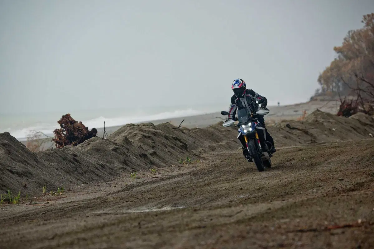BMW F 450 GS 2026 test: pregi e difetti dell'attesissima adventure per patente A2 [VIDEO E GALLERY] (6)