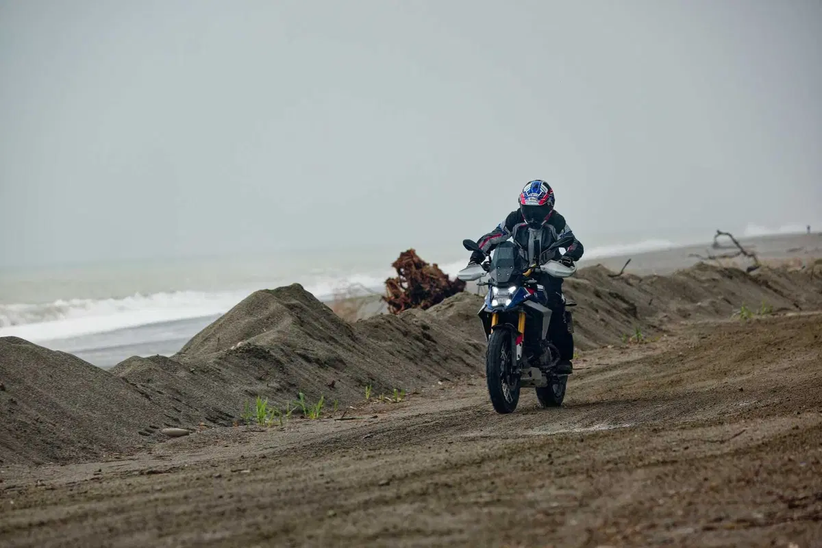 BMW F 450 GS 2026 test: pregi e difetti dell'attesissima adventure per patente A2 [VIDEO E GALLERY] (7)
