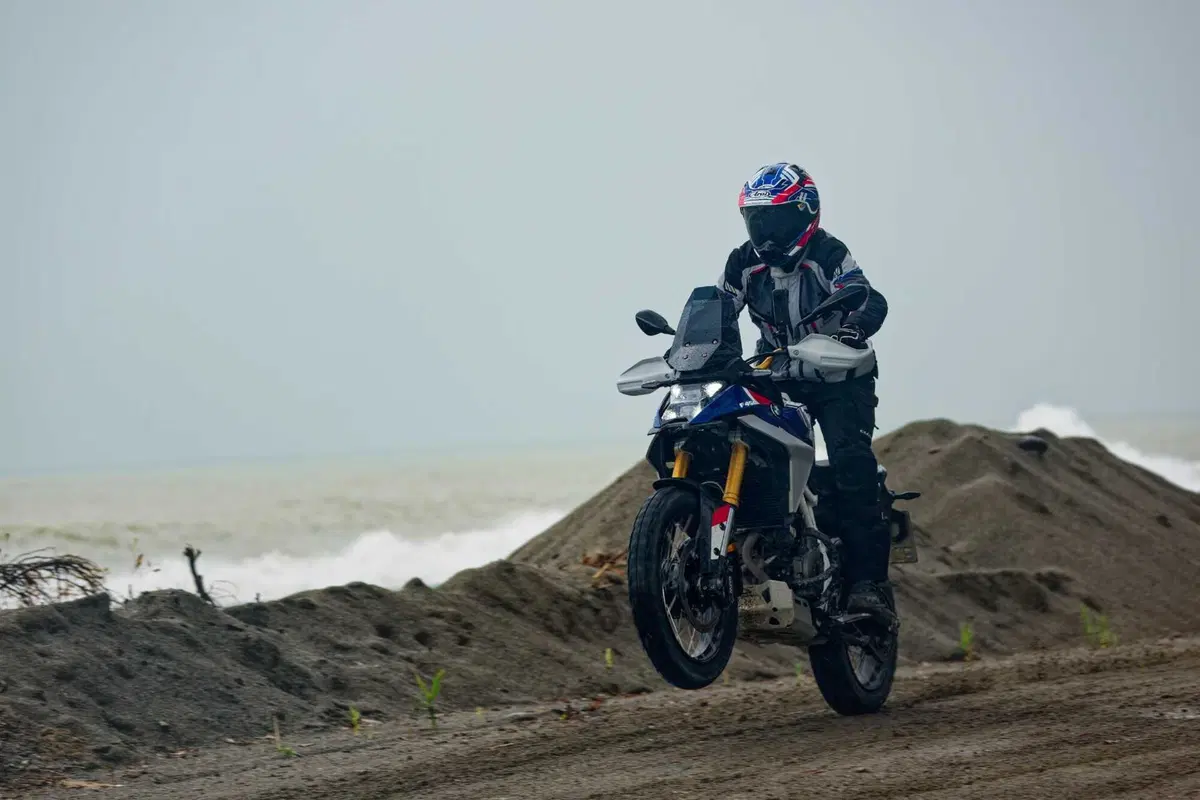 BMW F 450 GS 2026 test: pregi e difetti dell'attesissima adventure per patente A2 [VIDEO E GALLERY] (8)