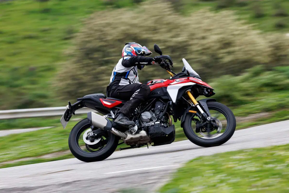 BMW F 450 GS 2026 test: pregi e difetti dell'attesissima adventure per patente A2 [VIDEO E GALLERY] (9)